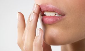 İzmir Alsancak dermatoloji kliniğinde Dr. Sedef Demirer ile ameliyatsız burun estetiği ve dolgu uygulaması