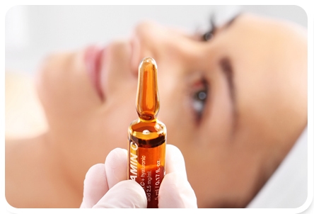 İzmir Alsancak’ta Dermatolog Dr. Sedef Demirer tarafından uygulanan gençlik aşısı ile cilt yenileme ve yüz gençleştirme işlemi