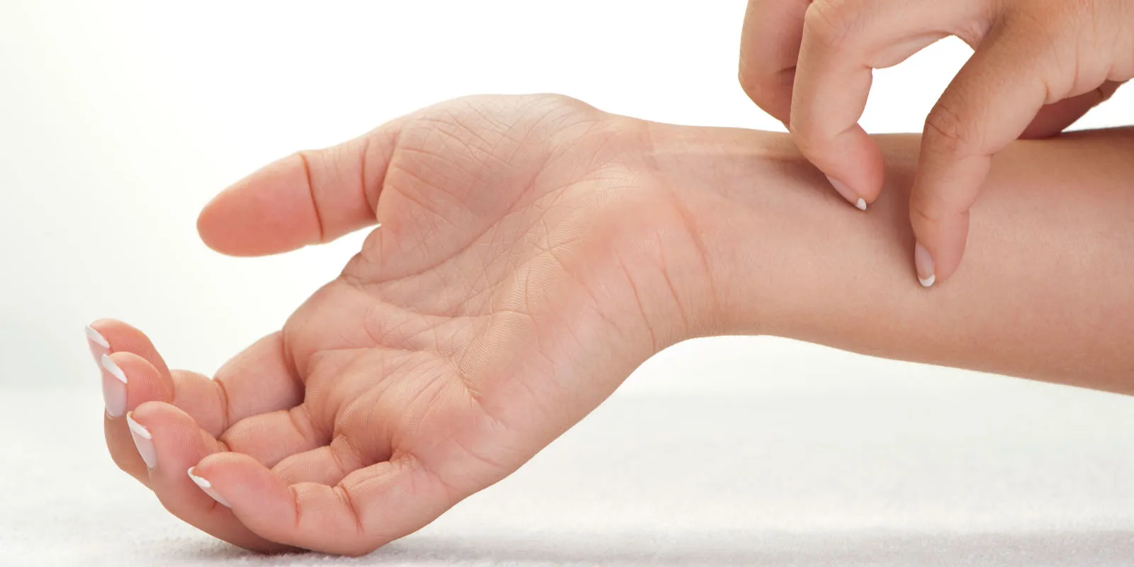 İzmir Alsancak’ta Dermatolog Dr. Sedef Demirer tarafından uygulanan kaşıntı tedavisi ve cilt sağlığı çözümleri