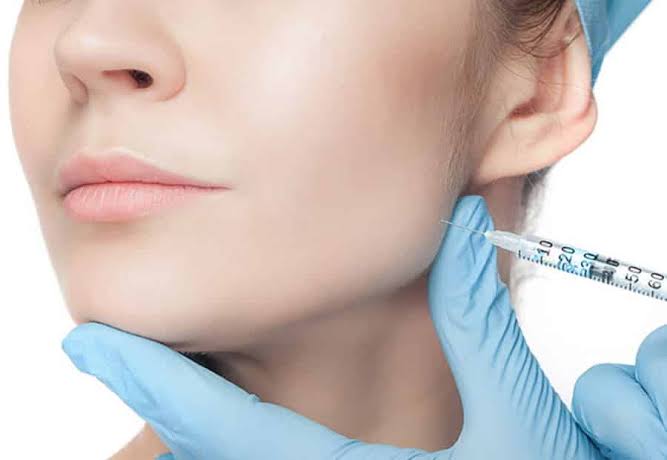 İzmir Alsancak dermatoloji kliniğinde Dr. Sedef Demirer ile masseter botoks uygulaması ile çene inceltme ve estetik yüz hattı